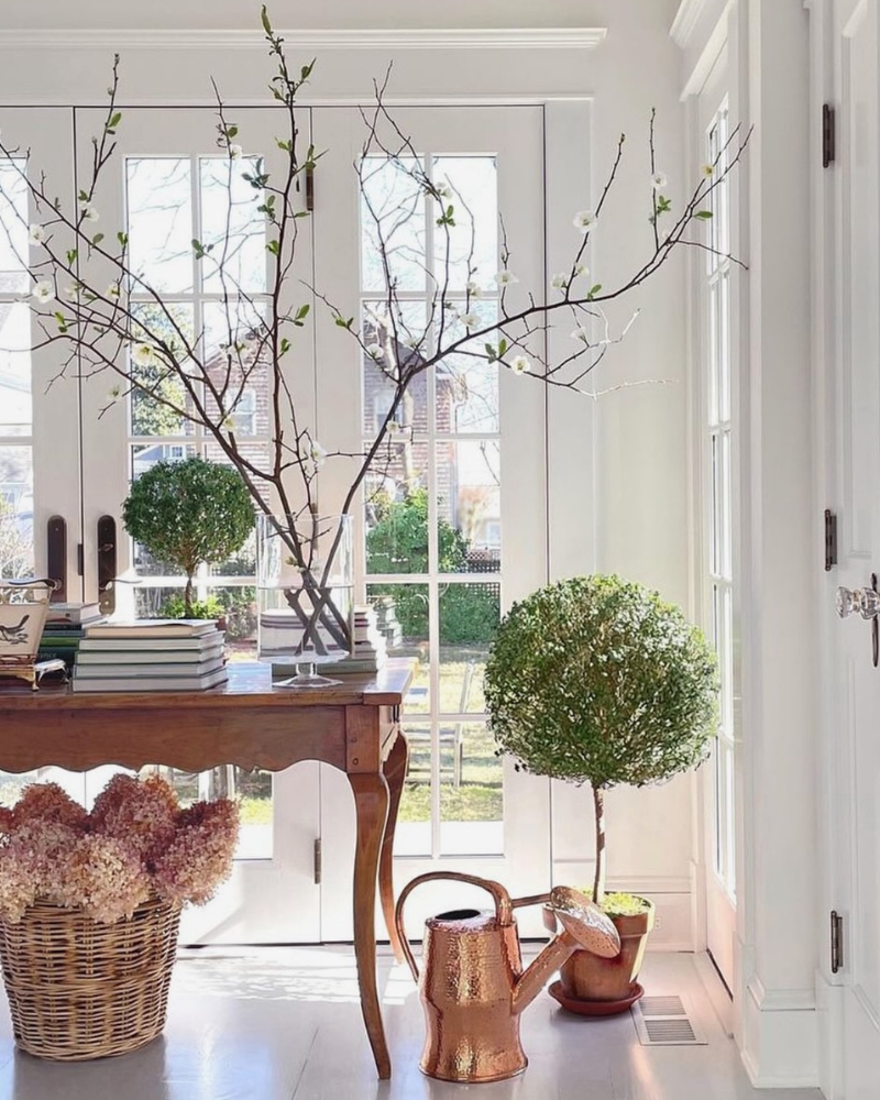 topiaries styled around a rustic table at Loi & Tom's classic coastal cottage